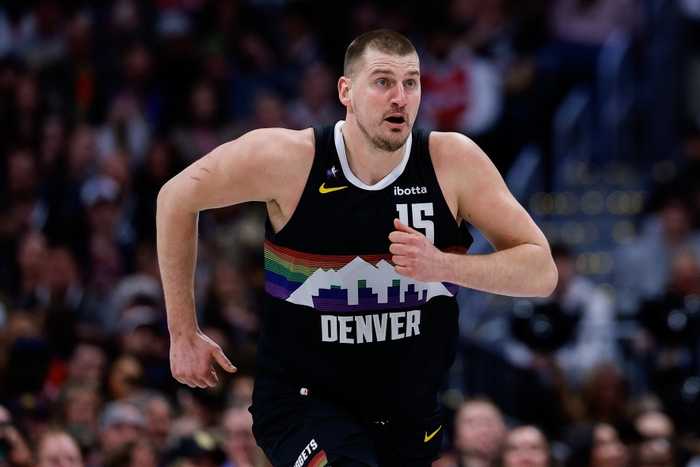 约基奇22+14+17终结三连败！正负值+36逆天 182三双历史第2